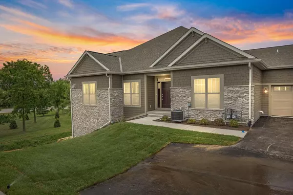 Pewaukee, WI 53072,N28W25285 Parkway Ridge CIRCLE #-C Bldg 14 Unit 49