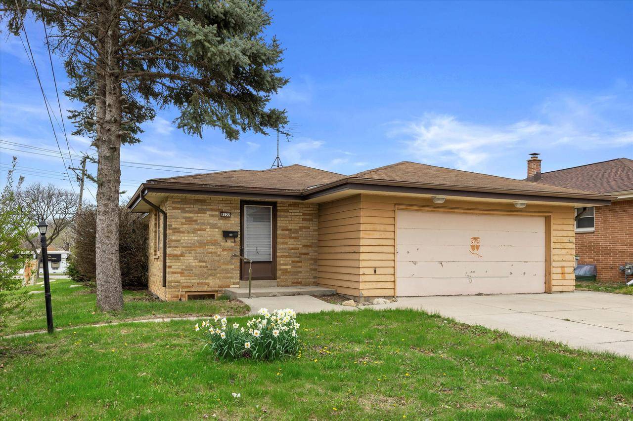 8122 W Potomac AVENUE, Milwaukee, WI 53218
