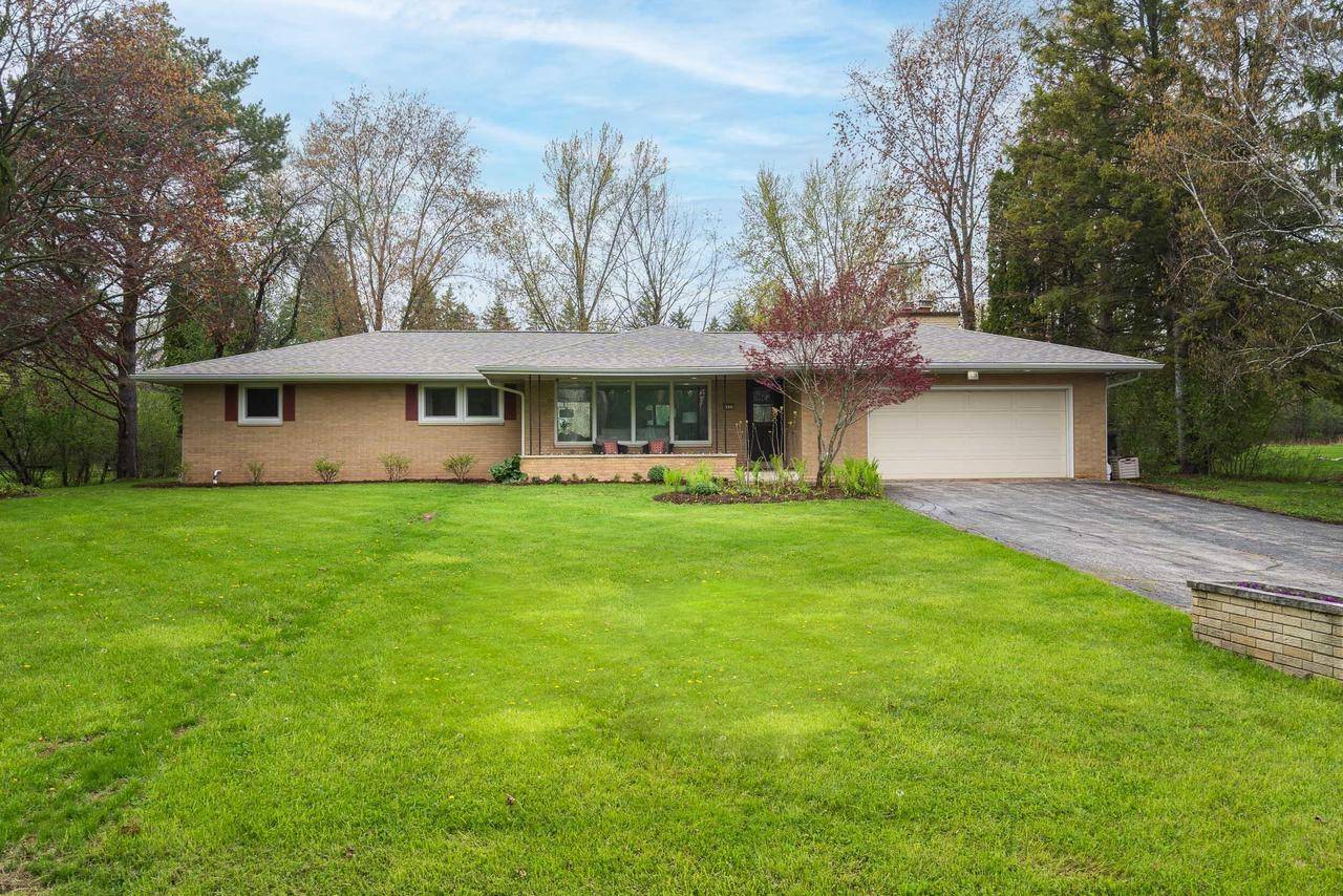 1820 W Woodside LANE, Mequon, WI 53092
