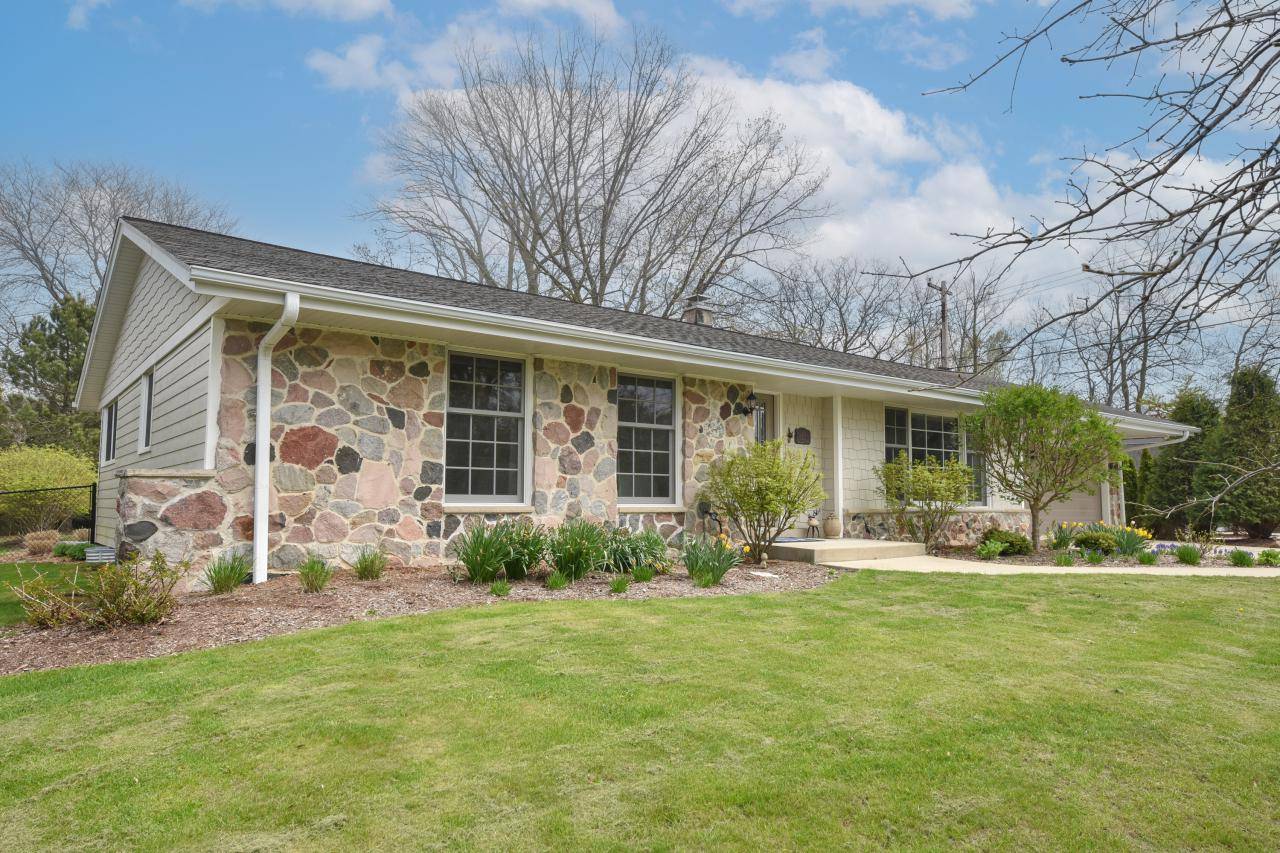 6800 N Reynard ROAD, Fox Point, WI 53217