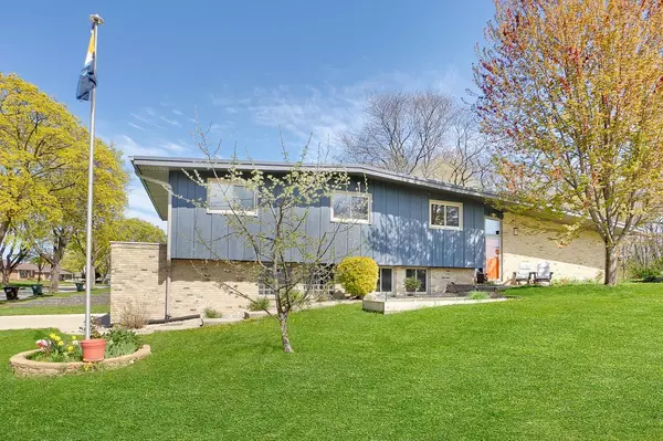 3201 E Denton AVENUE, Saint Francis, WI 53235