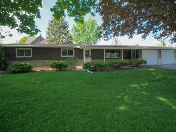 138 W Leonard STREET, Watertown, WI 53098