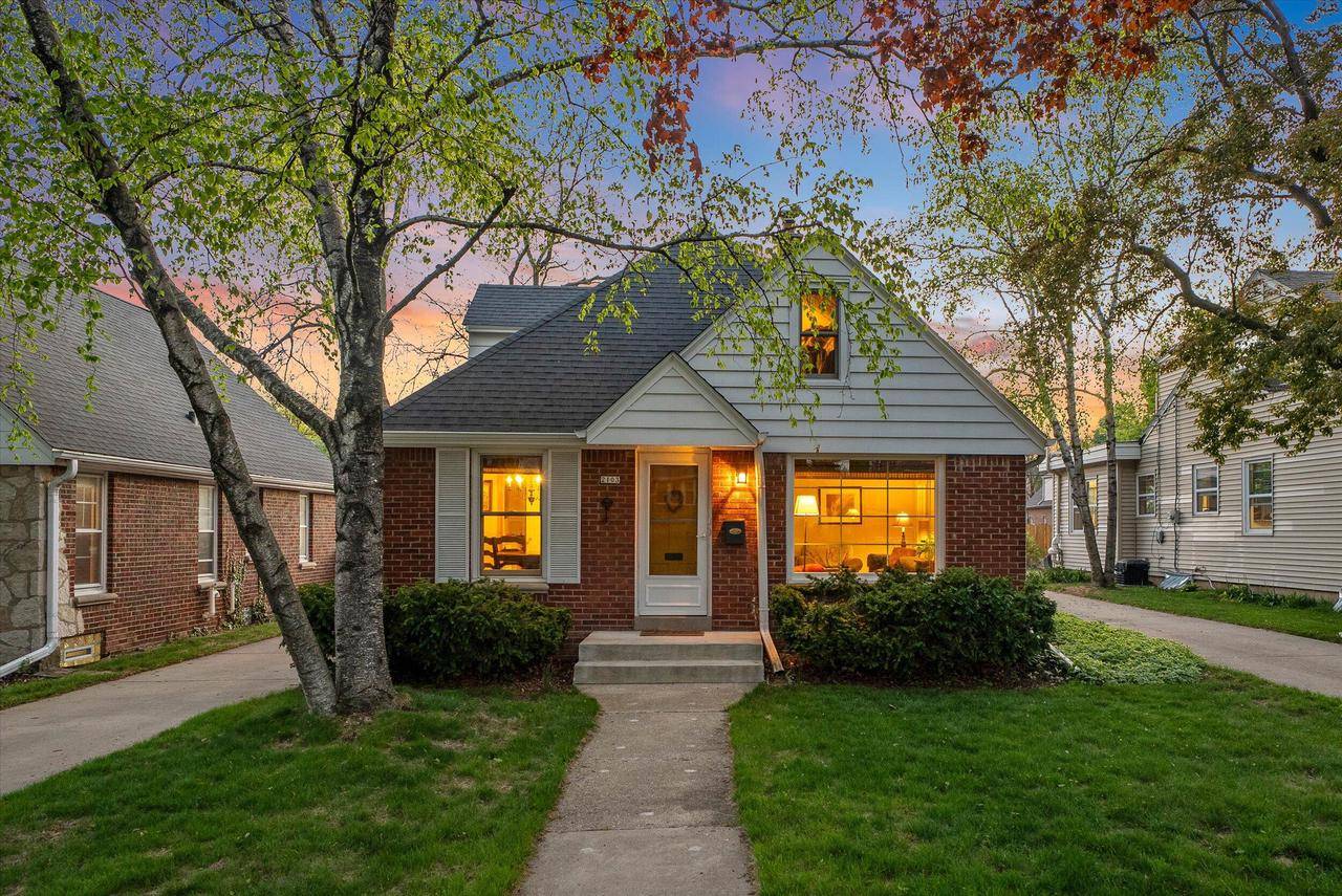 2103 N 85th STREET, Wauwatosa, WI 53226