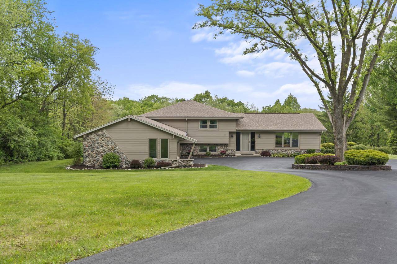 S58W22640 Glengarry ROAD, Waukesha, WI 53189