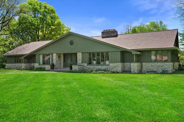 9011 W Meadow LANE, Franklin, WI 53132