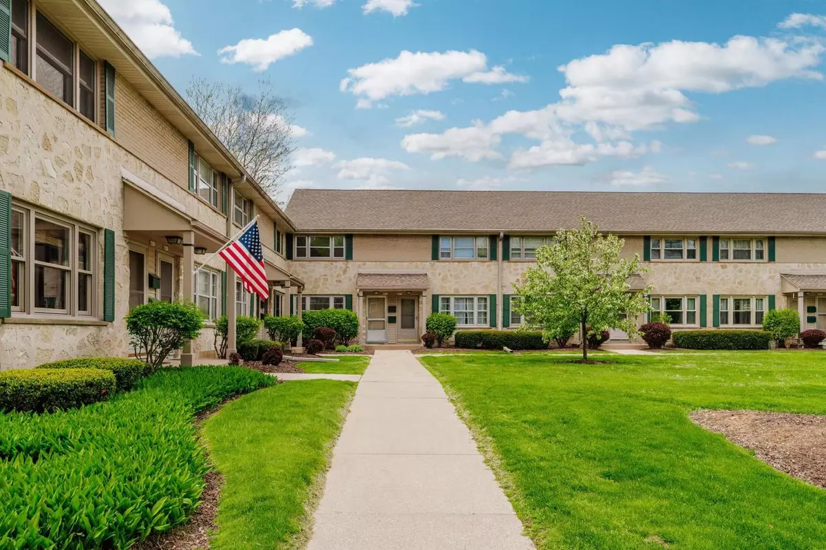 Whitefish Bay, WI 53217,4873 N Santa Monica BOULEVARD