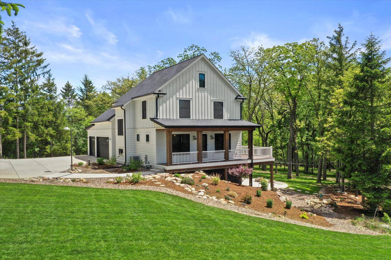 W301S5534 Highway 83, Mukwonago, WI 53149