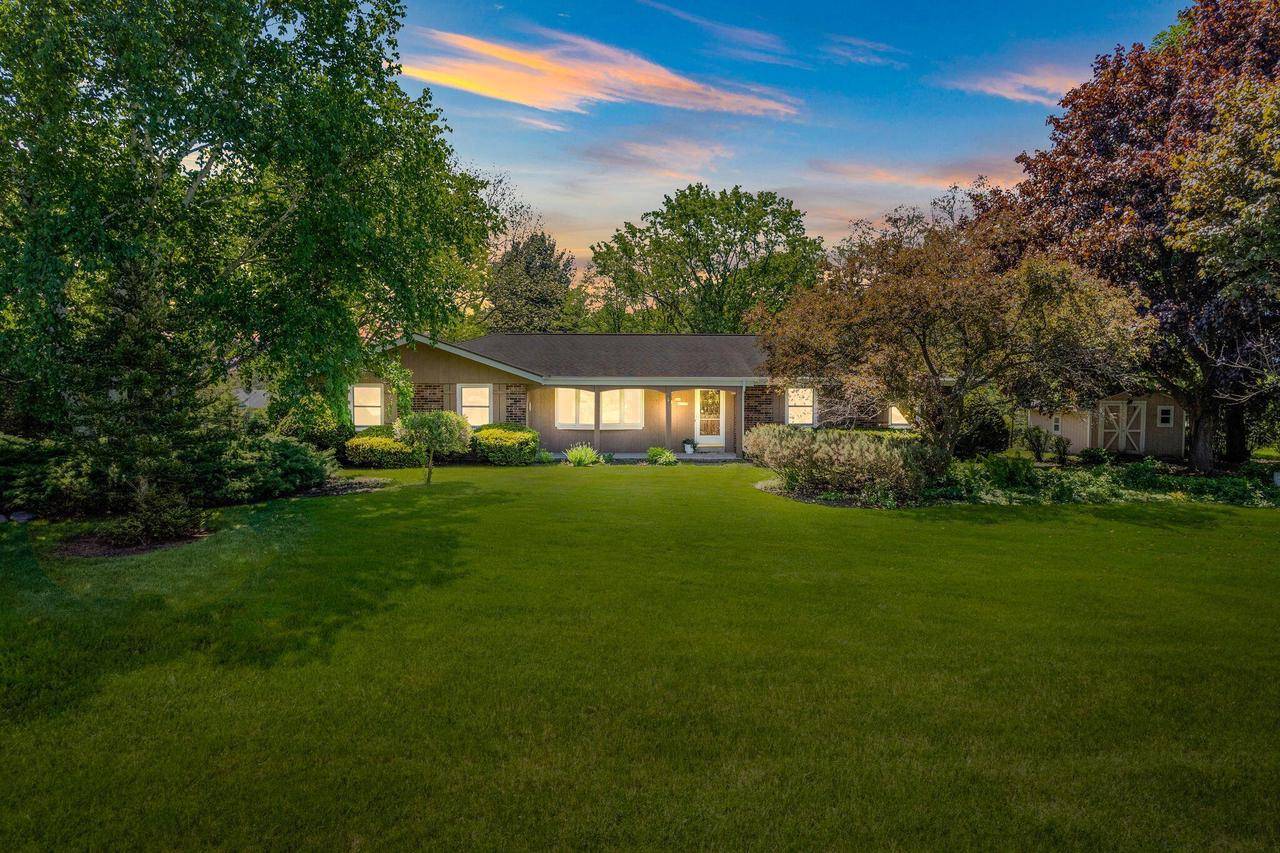 S45W25083 Black Oak LANE, Waukesha, WI 53189