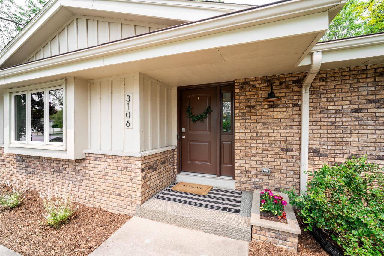 3106 Woodridge LANE, Waukesha, WI 53188