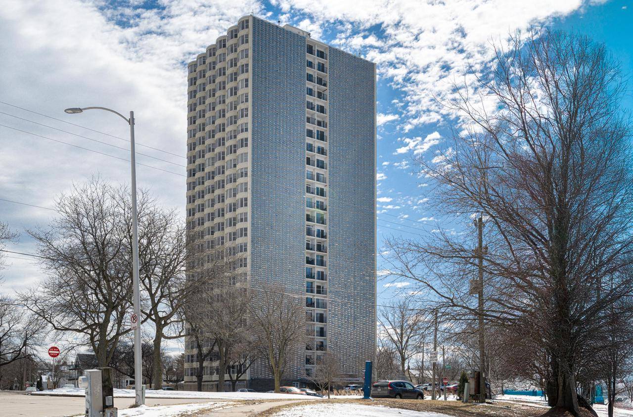 2525 S Shore DRIVE #25C, Milwaukee, WI 53207