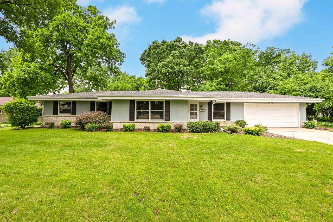 2975 S Sandra LANE, New Berlin, WI 53151