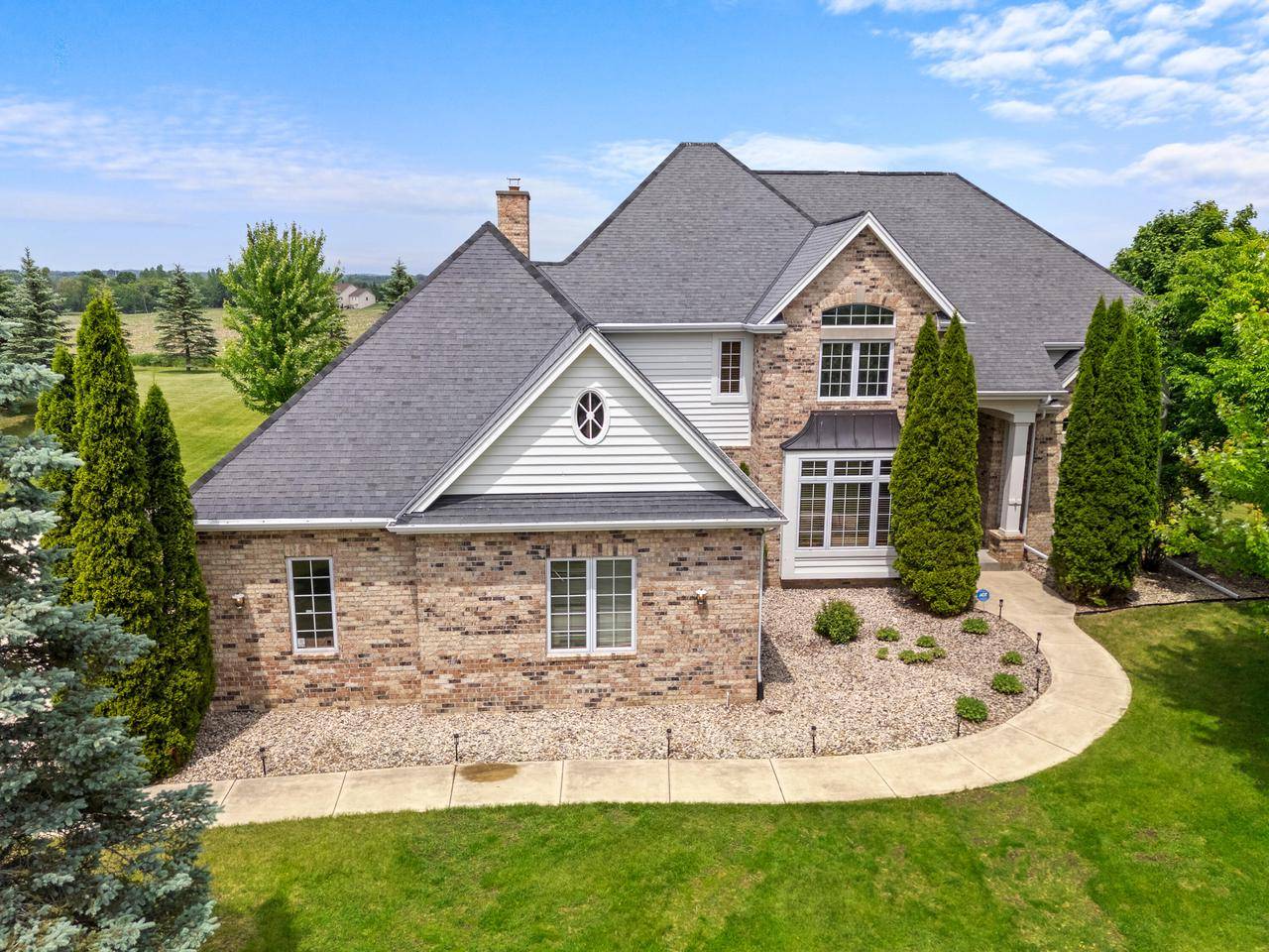 7740 W Rolling Field DRIVE, Mequon, WI 53097