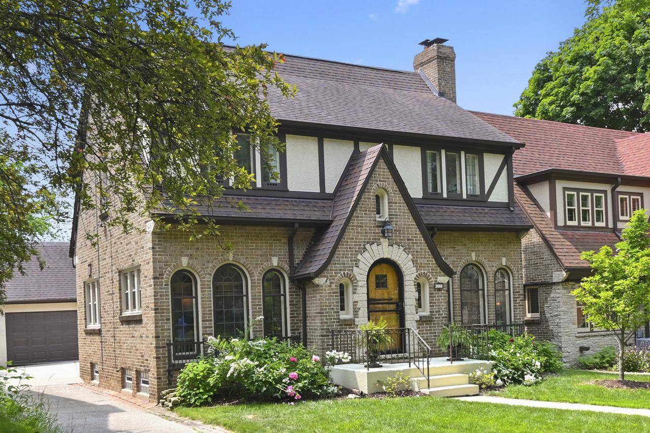 6223 W Wisconsin AVENUE, Wauwatosa, WI 53213