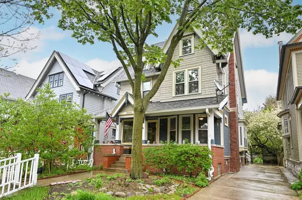 2834 N Hackett AVENUE, Milwaukee, WI 53211