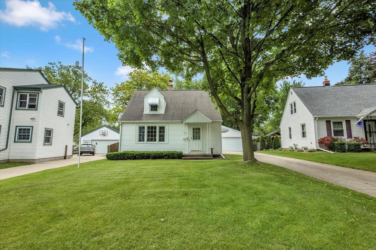2874 S Conger PLACE, West Allis, WI 53227