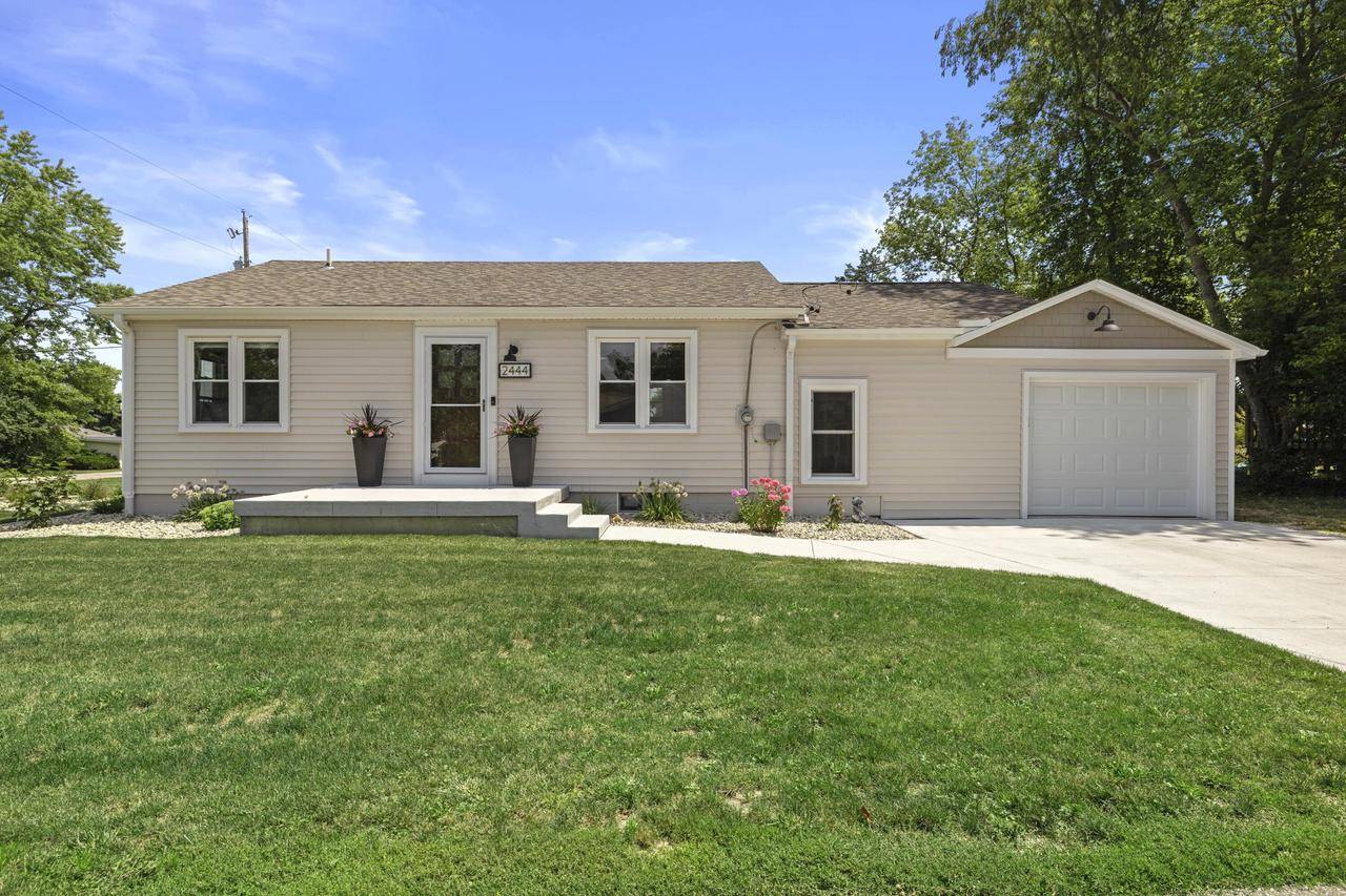 N2444 Howard DRIVE, Burlington, WI 53105