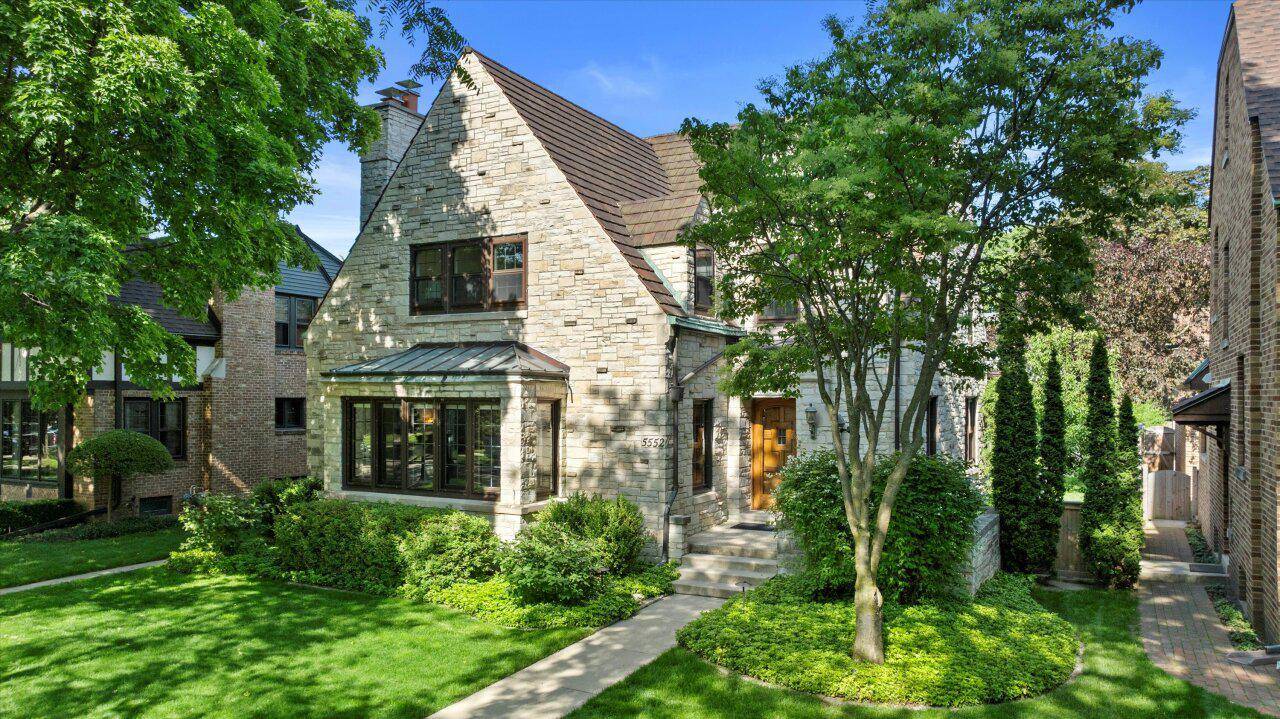 5552 N Berkeley BOULEVARD, Whitefish Bay, WI 53217