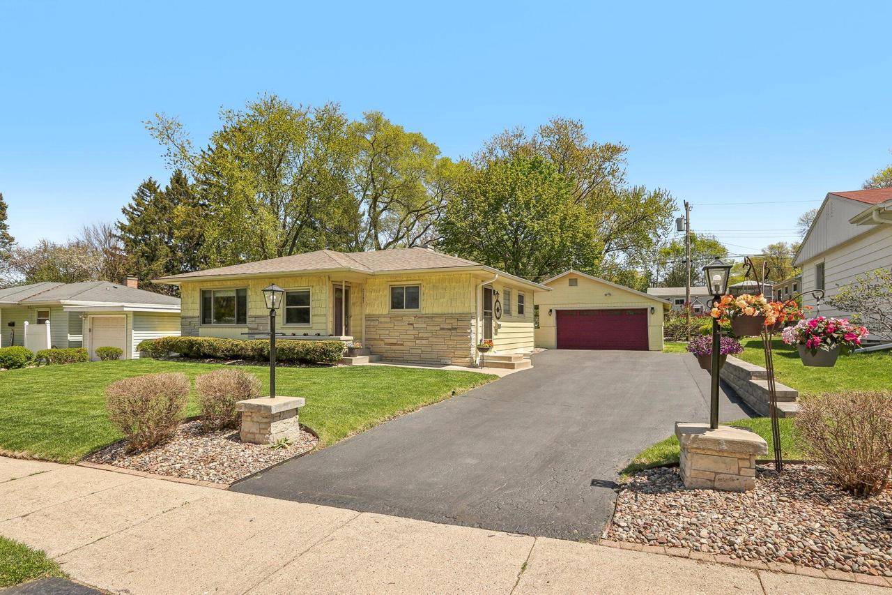 2107 Glenwall DRIVE, Waukesha, WI 53188