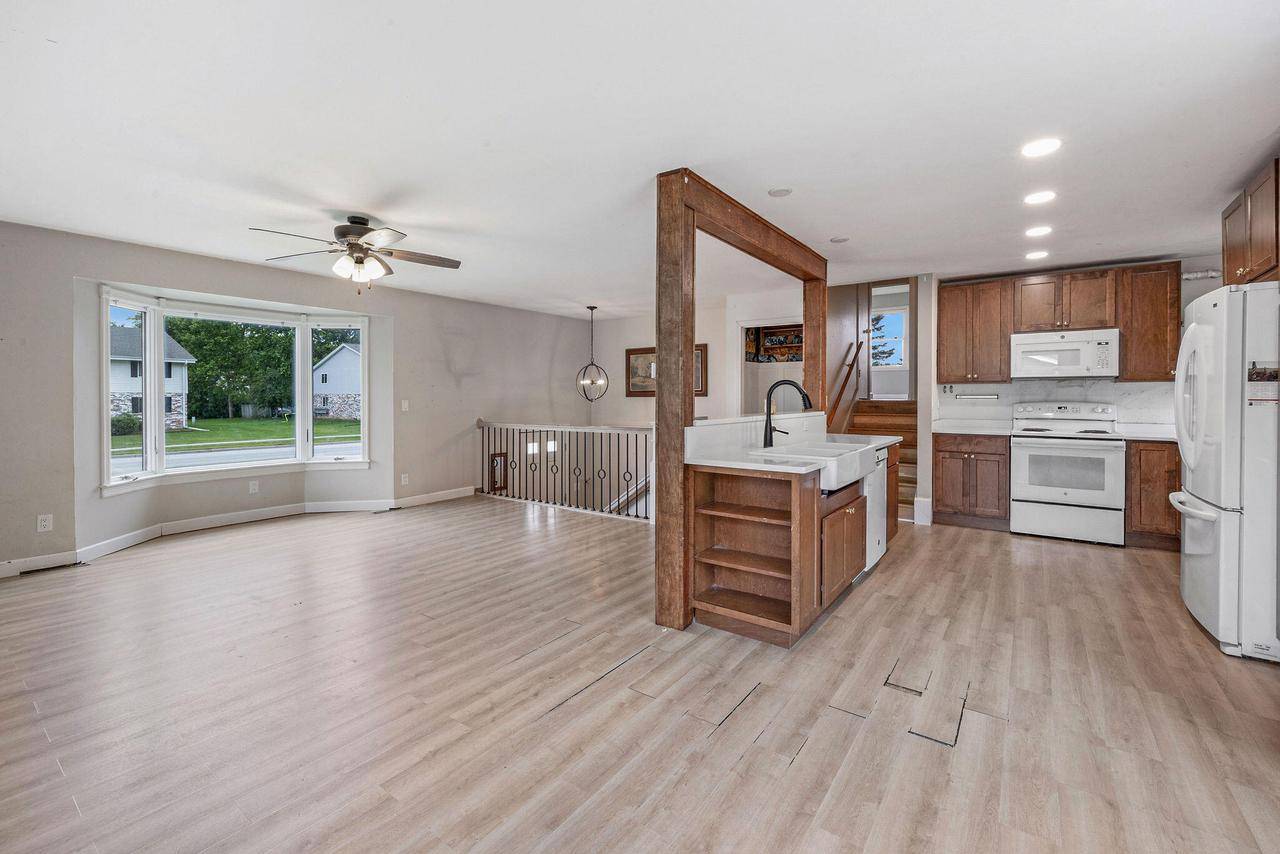 214 E Monroe AVENUE, Hartford, WI 53027