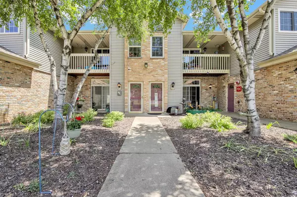 Oak Creek, WI 53154,210 W Oak Leaf DRIVE #2