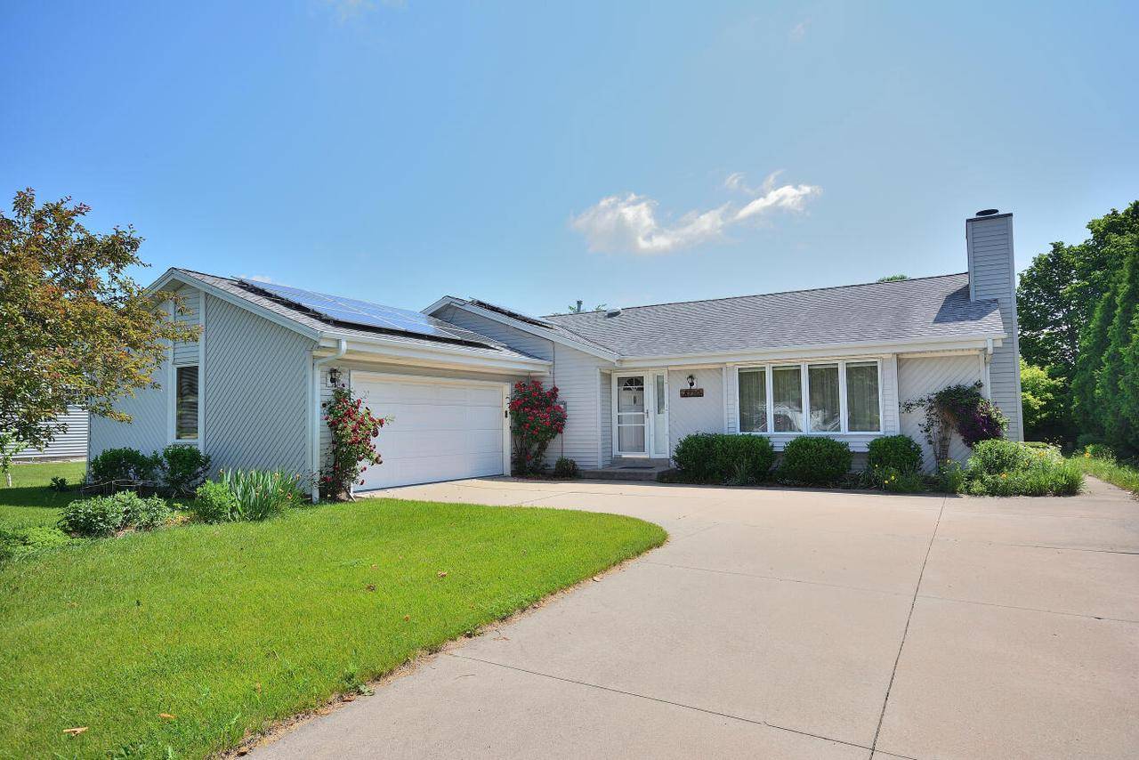 8220 S Wildwood DRIVE, Oak Creek, WI 53154