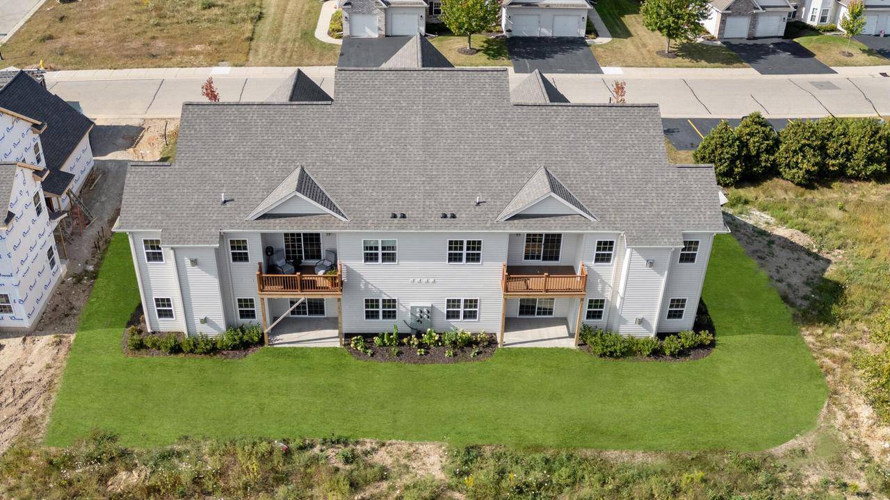 1883 Woodland WAY, Slinger, WI 53086