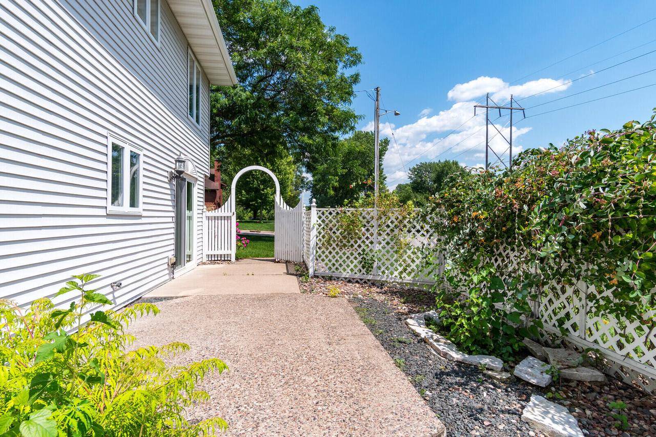 Onalaska, WI 54650,1590 Young DRIVE E