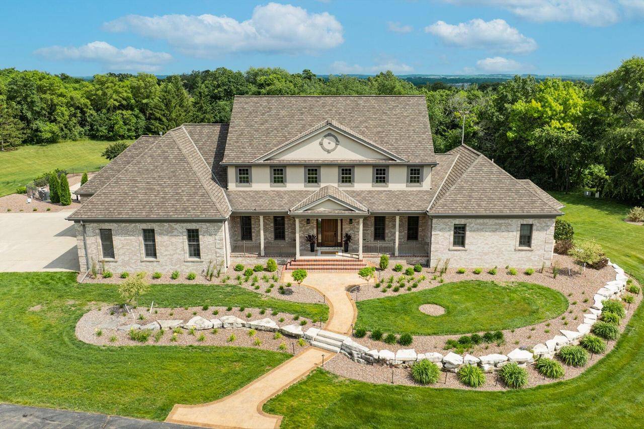 W304S8266 Oakridge DRIVE, Mukwonago, WI 53149