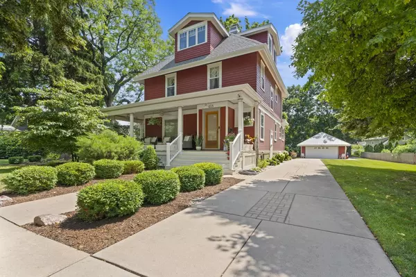 613 W Labelle AVENUE, Oconomowoc, WI 53066