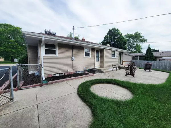 Mukwonago, WI 53149,932 Robins LANE