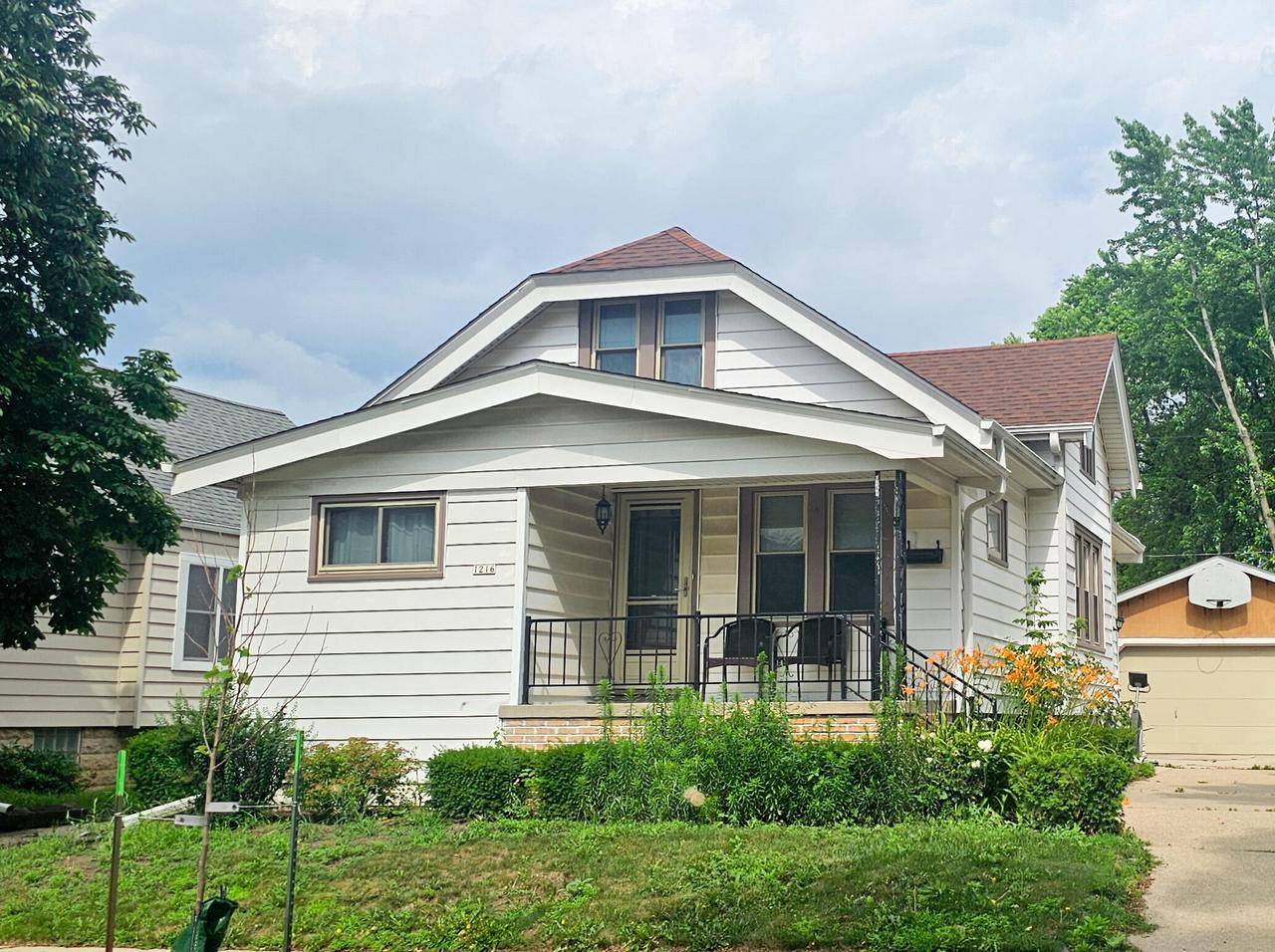 1216 S 88th STREET, West Allis, WI 53214