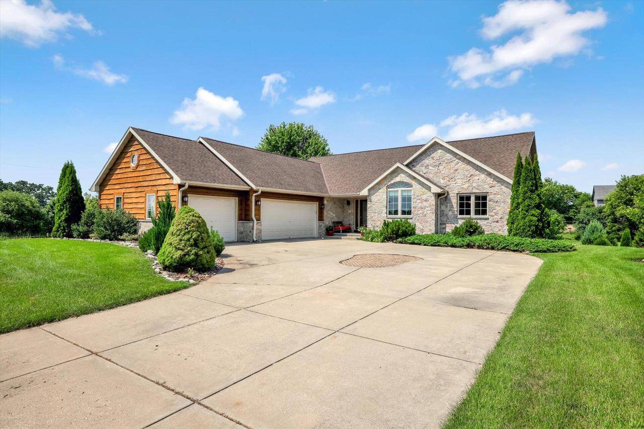175 Crooked Stick Pass, North Prairie, WI 53153