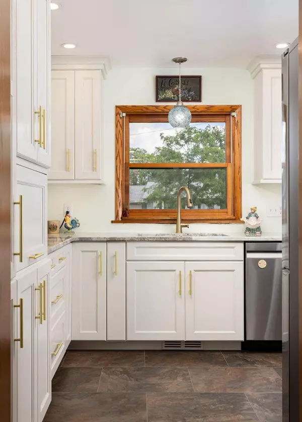 Onalaska, WI 54650,1554 Young DRIVE W