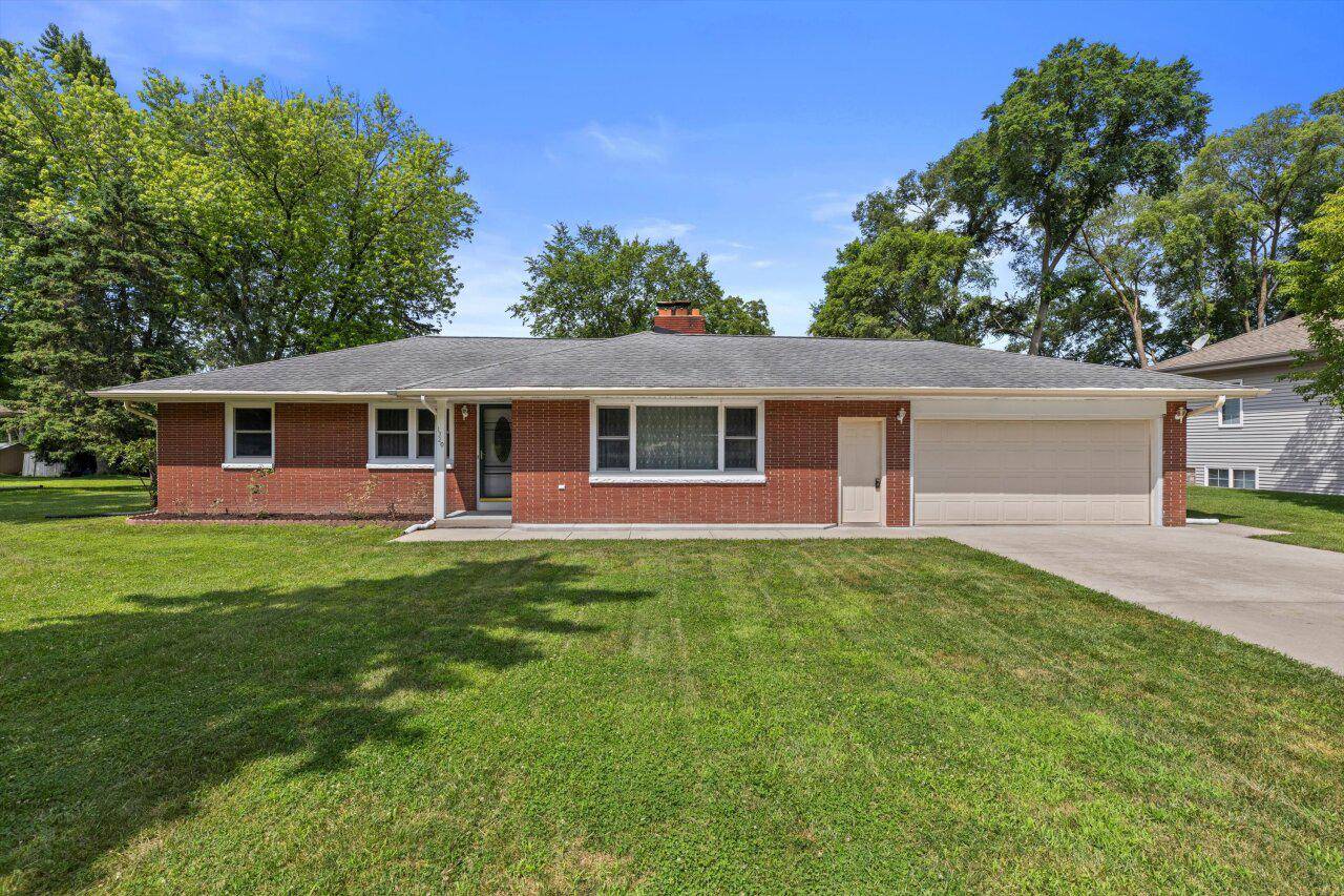 1320 Hickory DRIVE S, Waukesha, WI 53186