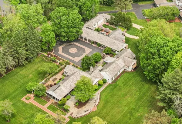 625 E Juniper LANE, Mequon, WI 53092