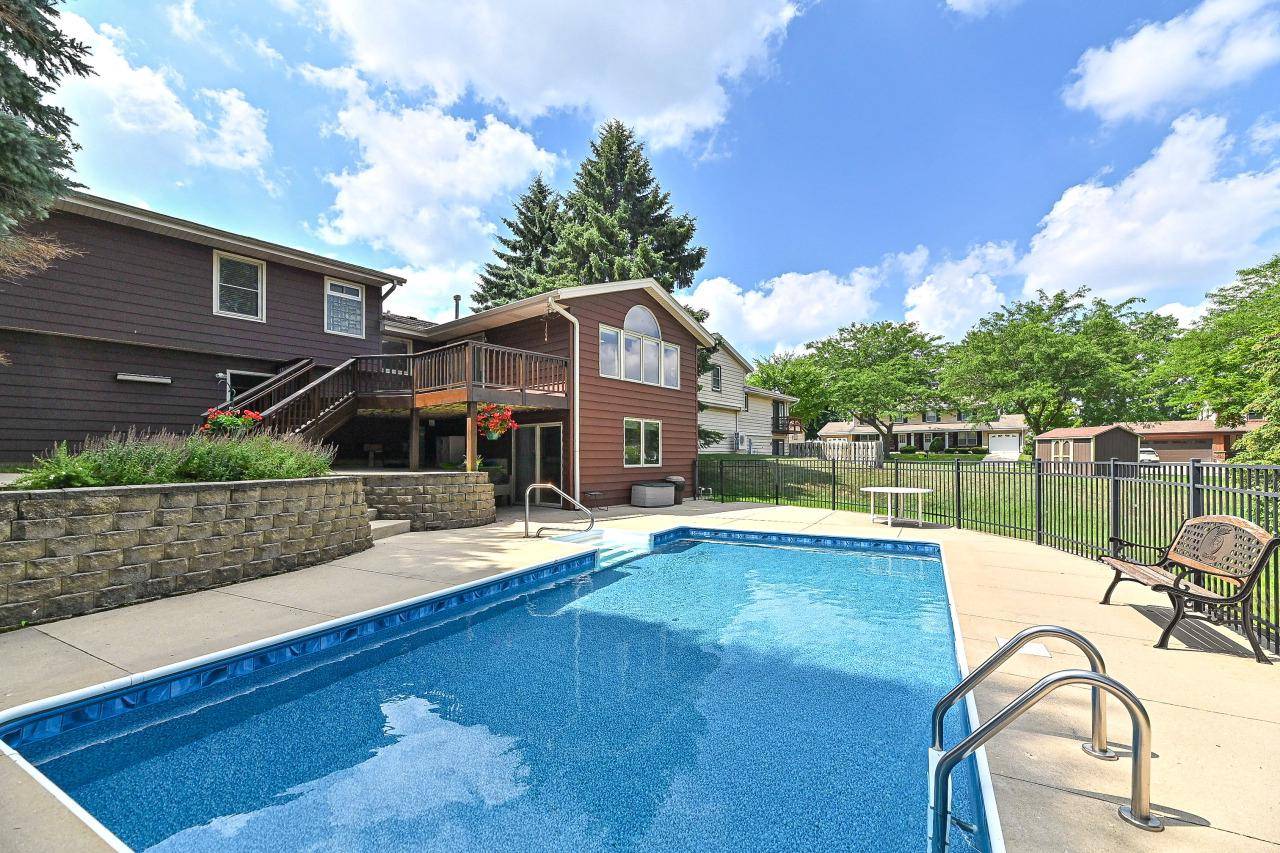 1950 E Hickory DRIVE, Oak Creek, WI 53154