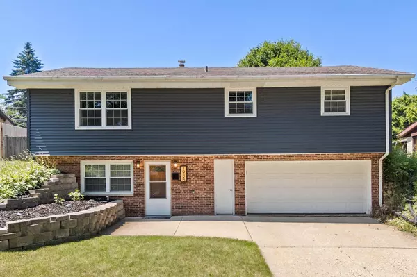 1938 Woodlawn AVENUE, West Bend, WI 53090