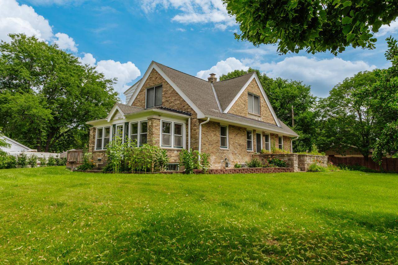 4062 N 99th STREET, Wauwatosa, WI 53222