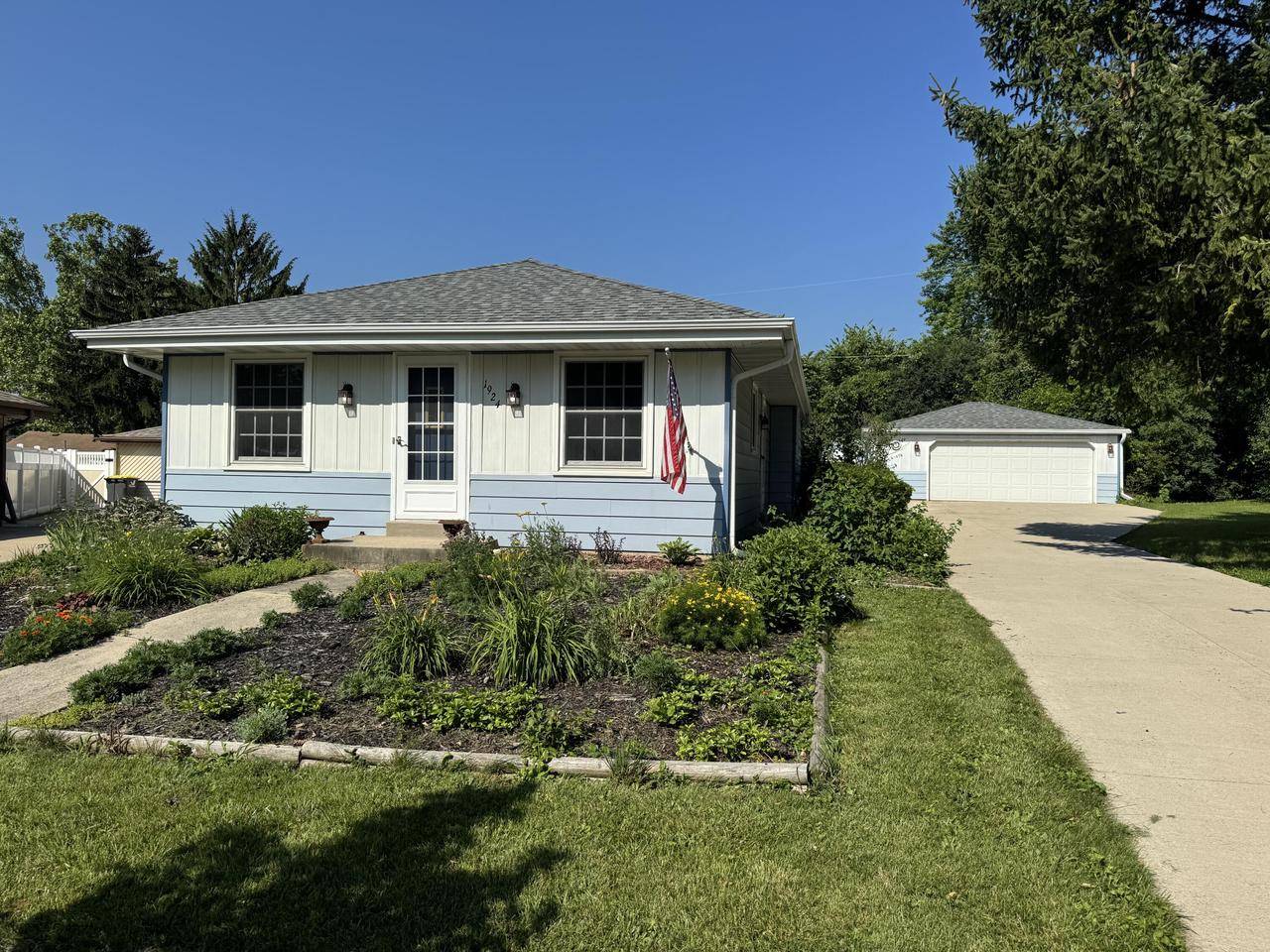 1924 Santa Barbara DRIVE, Waukesha, WI 53189