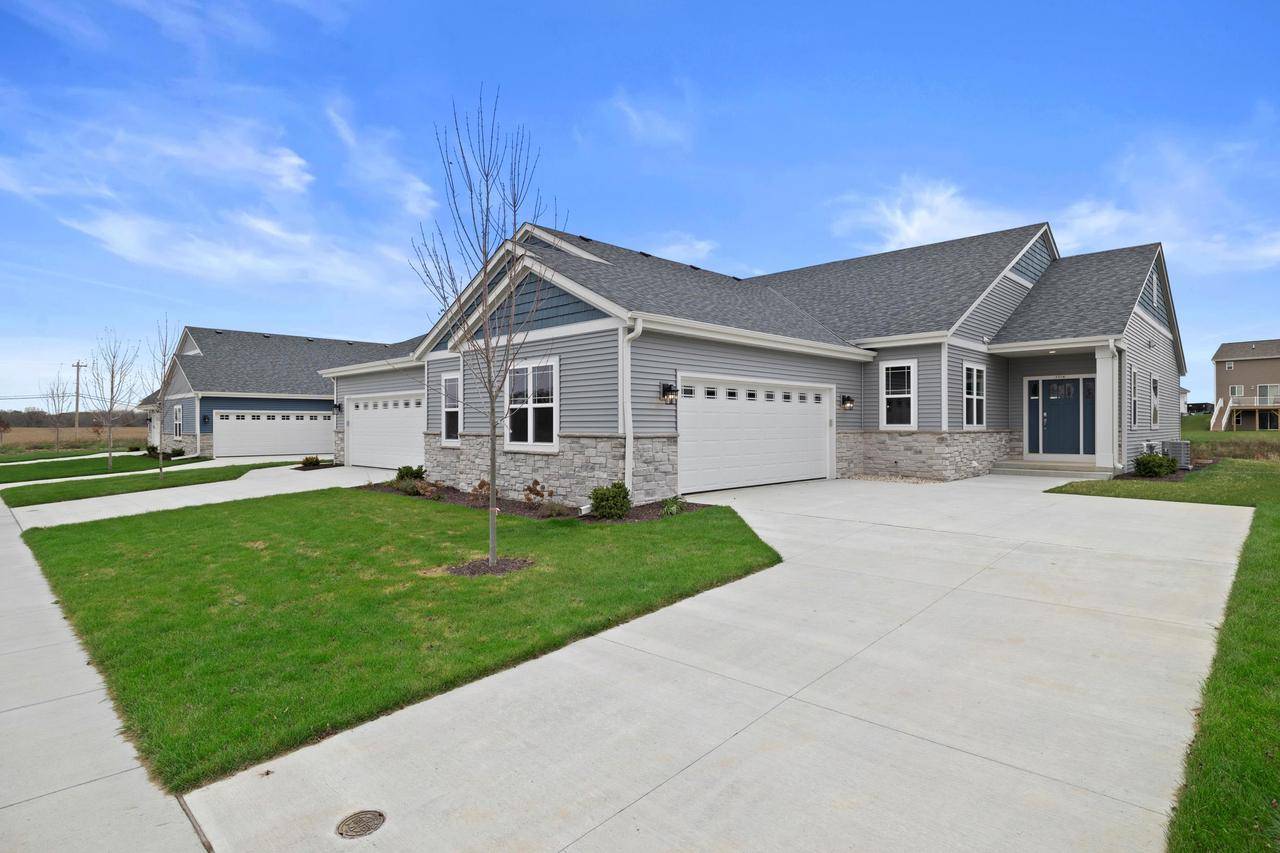 1596 Weston Ridge ROAD, Oconomowoc, WI 53066