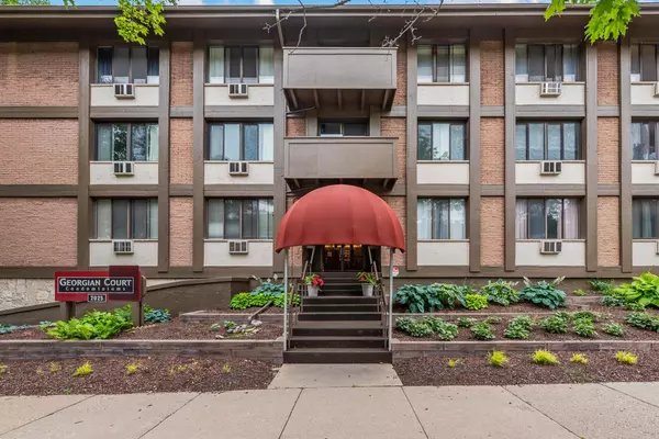 2025 E Greenwich AVENUE #322, Milwaukee, WI 53211