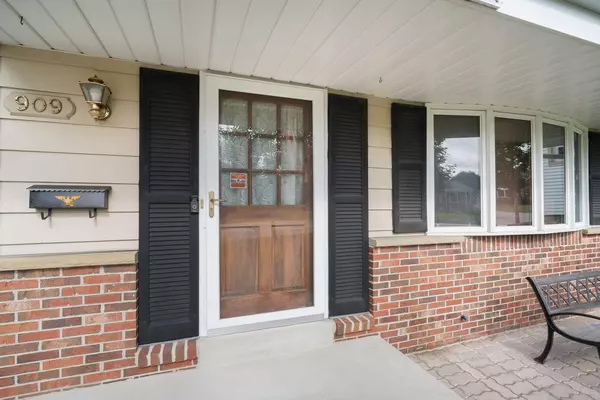909 S 110th STREET, West Allis, WI 53214