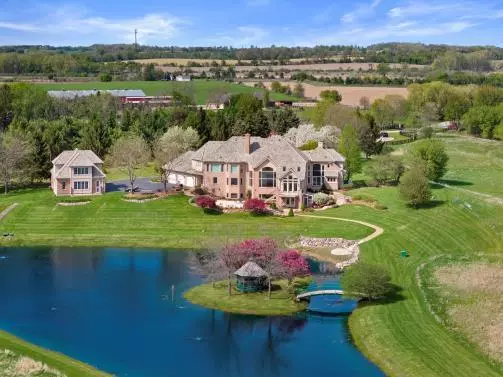 N84W36411 Riverwood LANE, Oconomowoc, WI 53066