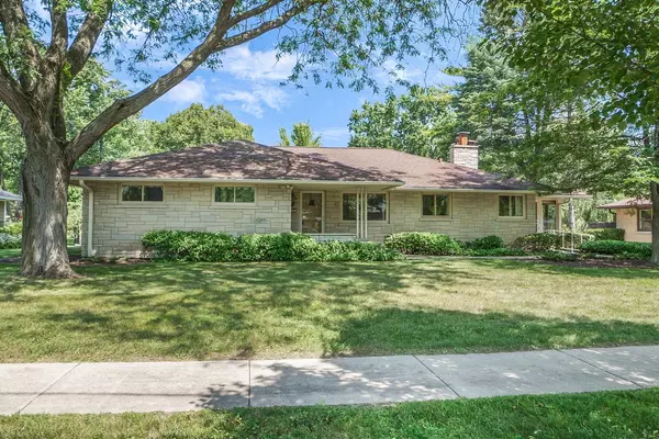 Mukwonago, WI 53149,632 Oakland AVENUE