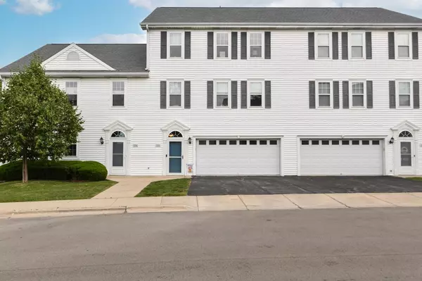1218 Woodbury COMMON #B, Waukesha, WI 53189