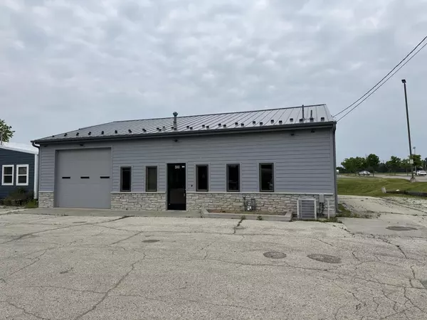 400 W Sunset DRIVE, Waukesha, WI 53186