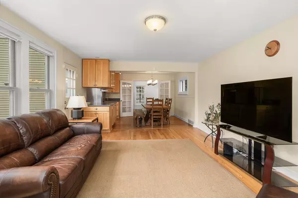 Whitefish Bay, WI 53217,4918 N Elkhart AVENUE