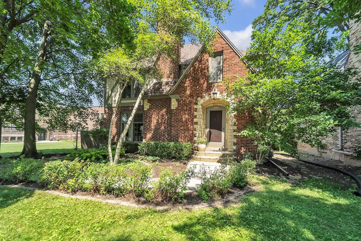 Whitefish Bay, WI 53217,1212 E Henry Clay STREET