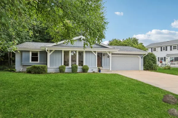 3725 S Maplewood LANE, New Berlin, WI 53151