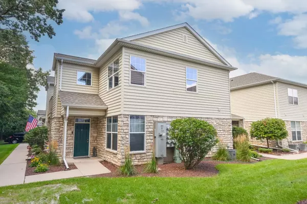 N16W26487 Meadowgrass CIRCLE #F, Pewaukee, WI 53072